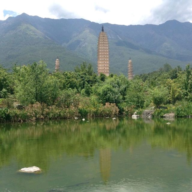 中国 雲南省 大理 "崇聖寺三塔"  雲南の山々に囲まれた神秘的な趣が心を打つ!!