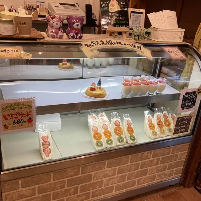 ALA TOO 一間水果三文治，做主打嘅小店