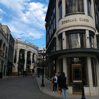 Getting There - Urban light, Hollywood Sign, Santa Monica, Malibu Beach, Venice Canals and Beverly Hills 
Attractions - Hollywood Sign hiking, wine testing, beach in Malibu, Santa Monica Park, Walk of fame
Hotels - Hollywood Inn suites 
Food & Restaurants - cara cara, el salto del fraile, at perch, cougar vineyard and winery.
Shopping - Beverly Hills, Walk of fame

#skiadventure #staycation #themepark #beachlife #enjoythelife #travelinspiration