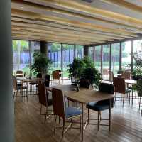 quiet hotel in nature overlooking a huge lake