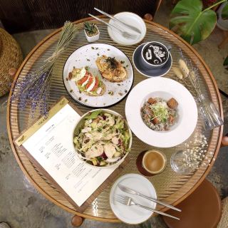 Cafe Hikari, a new small and fresh restaurant in Tsuen Wan, offers high-quality food