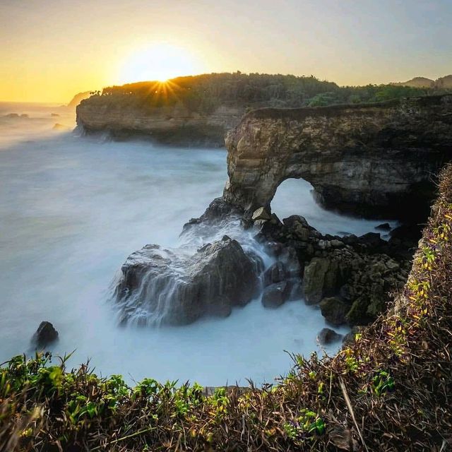 KARANG BOLONG BEACH : PACITAN
