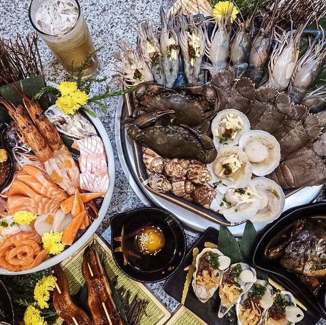 ทั้งกุ้งมังกร เนื้อ ซูชิ เลือกไม่ได้ก็กินทุกอย่าง