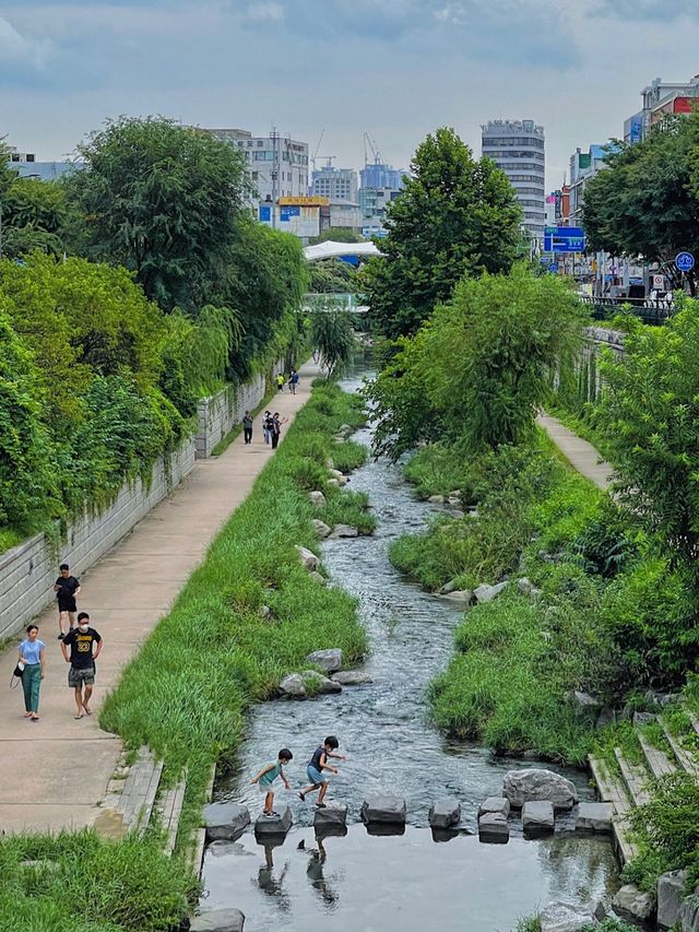 산책하기 좋은 종로 물길 ‘청계천’