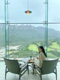 설악산 울산바위를 한눈에! 역대급 웅장한 뷰 카페 ‘ 더 엠브로시아 ‘