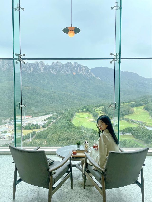 설악산 울산바위를 한눈에! 역대급 웅장한 뷰 카페 ‘ 더 엠브로시아 ‘