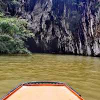 Boat ride through a cave 🚤