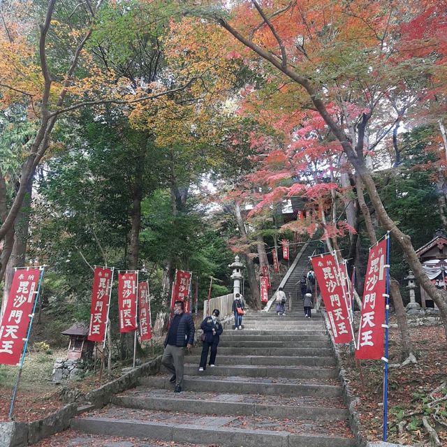 京都の紅葉スポット「毘沙門堂」