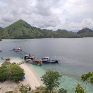 Pulau Kelor

Getting There - Sama seperti Padar untuk sampai ke pulau Kelor bisa trip sailing atau one day trip dari Labuan Bajo
Attractions - Hiking di pulau kelor dengan spot foto yang kece
Hotels - Sailing 
Food & Restaurants - Selama di kapal makan 3x sehari
Shopping - Di pantai nya ada beberapa kios penjual

Informasi tambahan : jika ingin mendapat background bukit yang hijau usahakan datang saat sedang musim hujan karena saat kemarau bukit tersebut akan jadi gersang , jangan lupa untuk membawa botol minuman karena disini juga harus mendaki bukit dulu selama 15 menit . di pinggir pantai nya banyak kios dan juga tempat untuk bersantai , tersedia juga beberapa makanan ringan dan minuman bagi yg ingin membeli cinderamata seperti kerajinan kayu berbentuk komodo ataupun kalung dan gelang yg terbuat dari mutiara
#summervacation