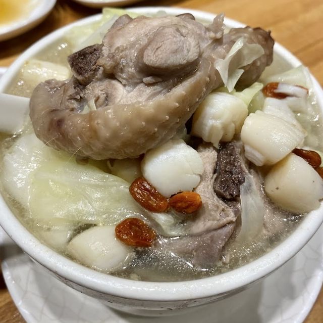 台北（雙月食品）麻油雞湯和油飯