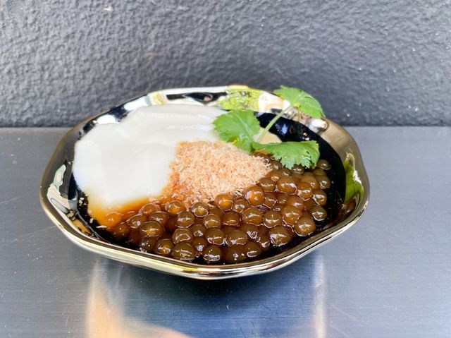 什麼！香菜入豆花~白水豆花正式回歸永康街｜宜蘭來台北的經典甜品 豆花加上香菜跟花生粉｜特殊口感豆花很奇特