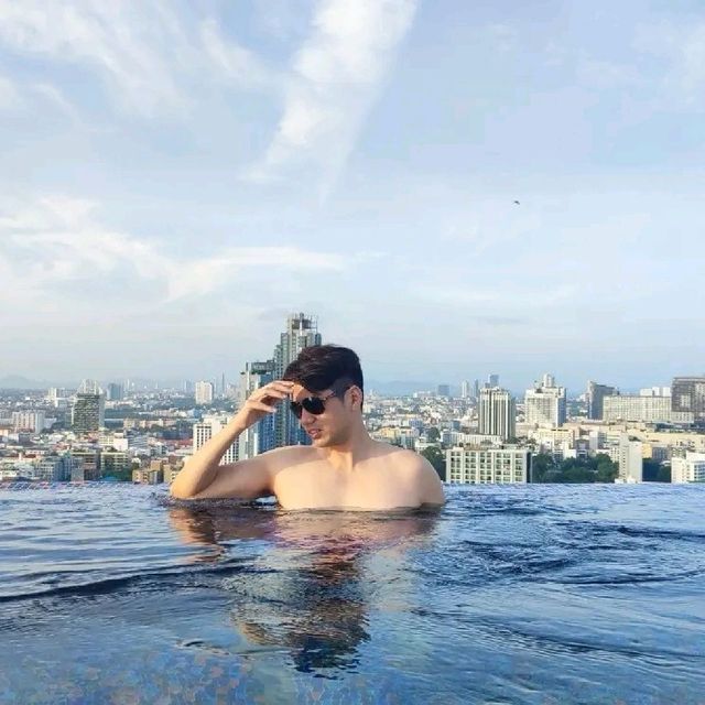 Amazing rooftop pool in Pattaya!  🍸🌅⛵