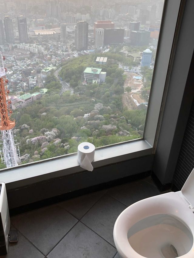 首爾塔 ｜ 連洗手間都有「大落地玻璃」比你欣賞風景