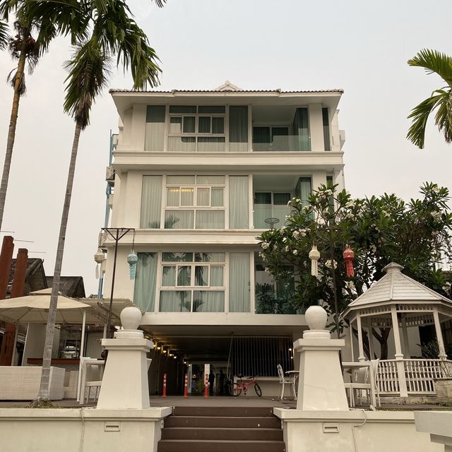 โรงแรมสวยคลาสสิคริมน้ำในราคาหลักร้อย