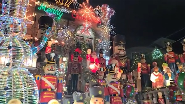 New York Christmas Miracle Walk | Penn Station: 8th Avenue & West 33rd Street