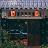 HĒIJīi Bangkok   คาเฟ่ที่แปลว่า ไก่ดำ