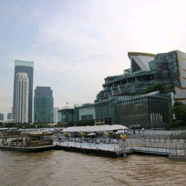 乘坐渡輪欣賞曼谷兩岸風景
