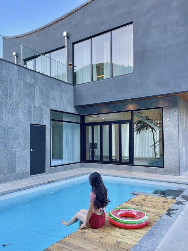 넓은 풀빌라 수영장이 있는 경주 숙소, 못(moat) ⛱️