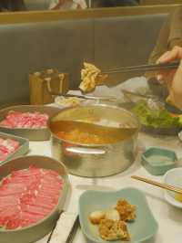 櫻花樹下台式火鍋，真材實料的湯底和高質牛肉 