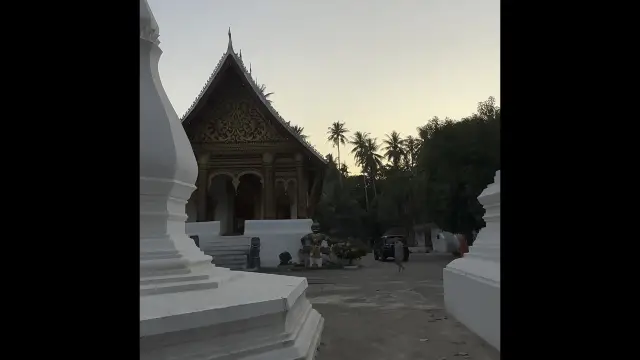 Stone stupas at Wat Aham 