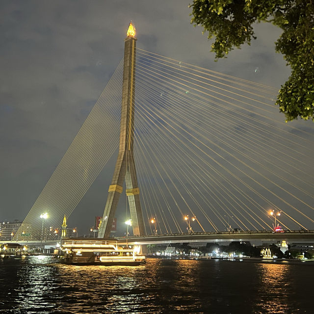 Khin Lom Chom Saphan (Eat Wind & See Bridge)