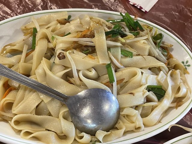 新竹山坡上的客家美味菜餚~九芎湖陳家休閒農場 特色園區景色還有好吃餐點 還可以體驗做擂茶 