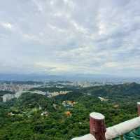 台北 | 內湖「碧山巖」讓你免跑日本就能輕鬆賞櫻，還有熱門的採草莓體驗等著各位
