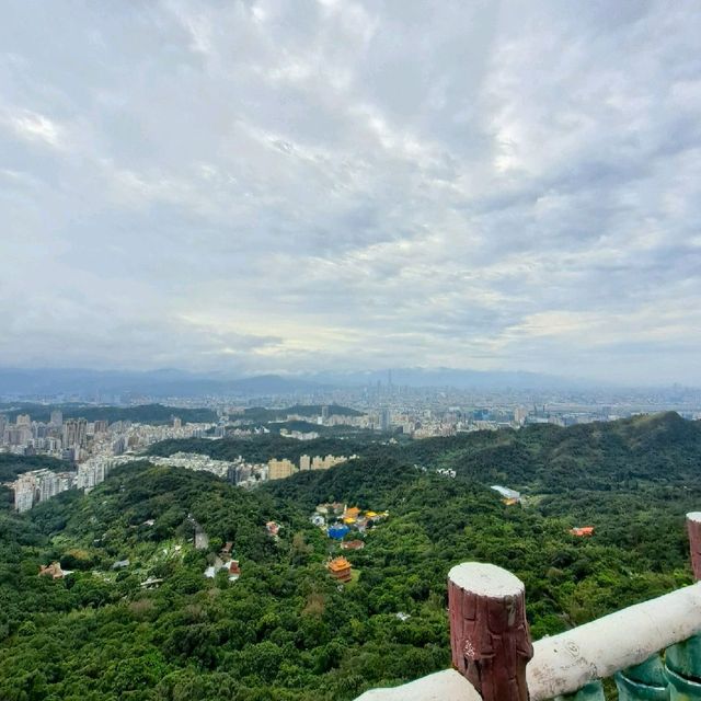 台北 | 內湖「碧山巖」讓你免跑日本就能輕鬆賞櫻，還有熱門的採草莓體驗等著各位