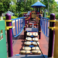 寶康公園兒童遊樂設施方面，設有共8套兒童遊樂設施，包括鞦韆、攀爬架、滑梯及遊戲板等。