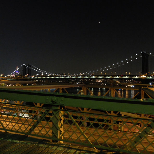 Night stroll across Brooklyn Bridge