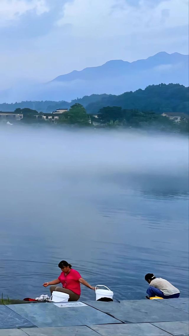 Peach Blossom Pool, a thousand feet deep. Peach Blossom Pool, as beautiful as a painting in Li Bai's poem!