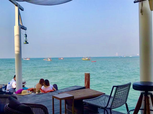 จิบกาแฟที่ kept pier cafe
