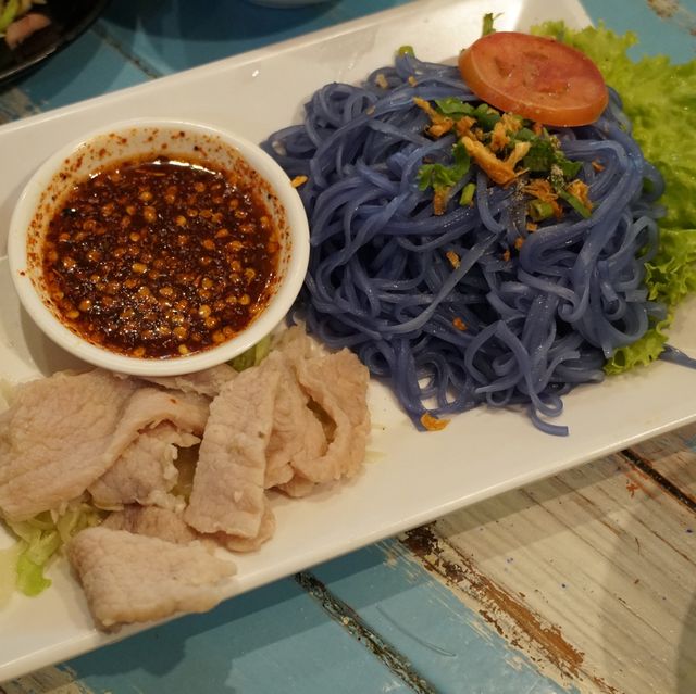 ก๋วยเตี๋ยวร้านดังเชียงใหม่ เส้นสีอัญชัน