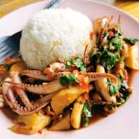 กระเพราหอม ร้านอาหารตามสั่งรสจัดจ้าน