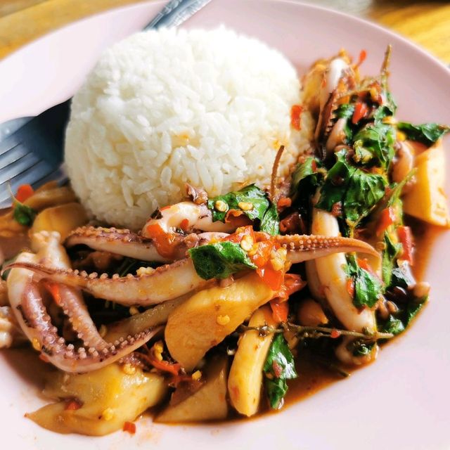 กระเพราหอม ร้านอาหารตามสั่งรสจัดจ้าน