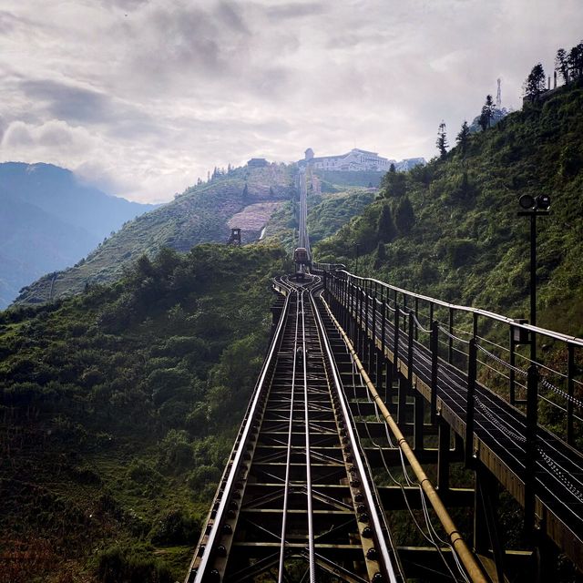 พิชิตยอดเขาฟานซีปัน (Fansipan Mountain) ซาปา