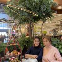 high-tea at the mall 每次行過都比佢哋啲香味吸引咗…. 