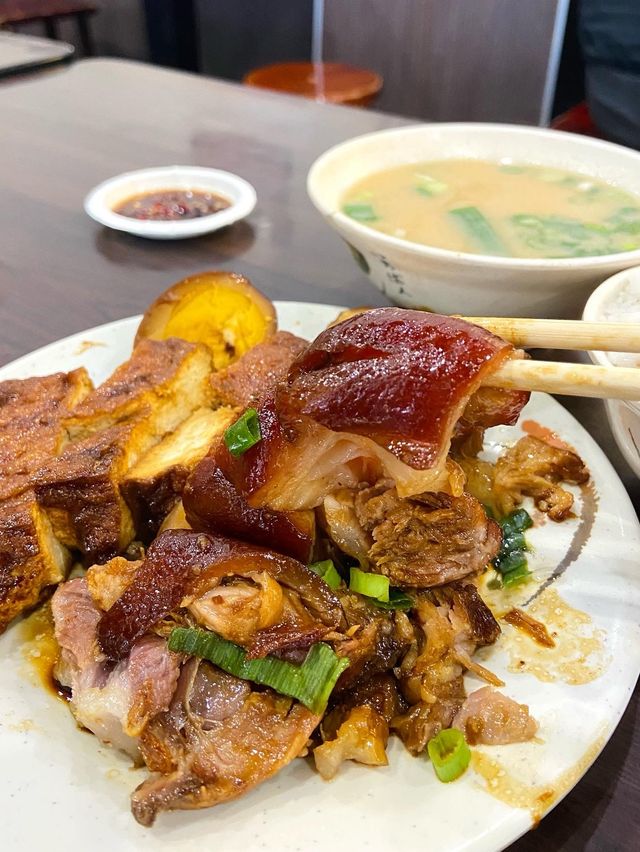 ［台北/大同］ 老牌張豬腳飯🐖｜台北大同區美食 發油光的豬腳 怎麼可以那麼Q那麼好吃🥰 