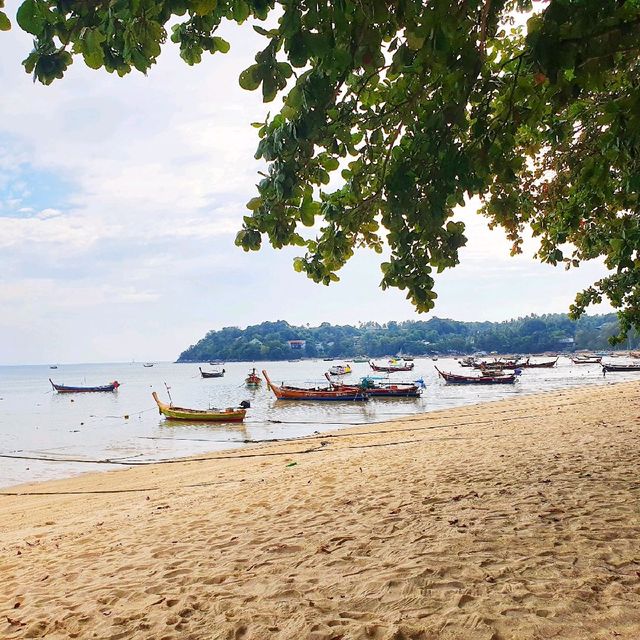 ชมหาดสวย ที่เต็มไปด้วยเรือมากมาย