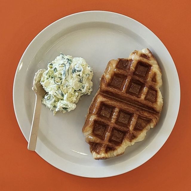 화이트+오렌지 조합의 인테리어를 가진 크로플 맛집 