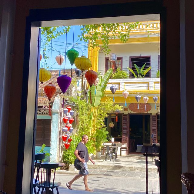창 밖의 이국적인 풍경이 아름다운 베트남 호이안 카페추천