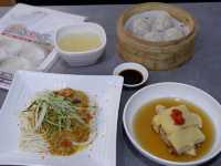 吸住湯汁吃生煎包