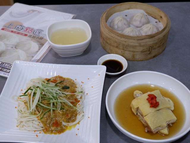 吸住湯汁吃生煎包