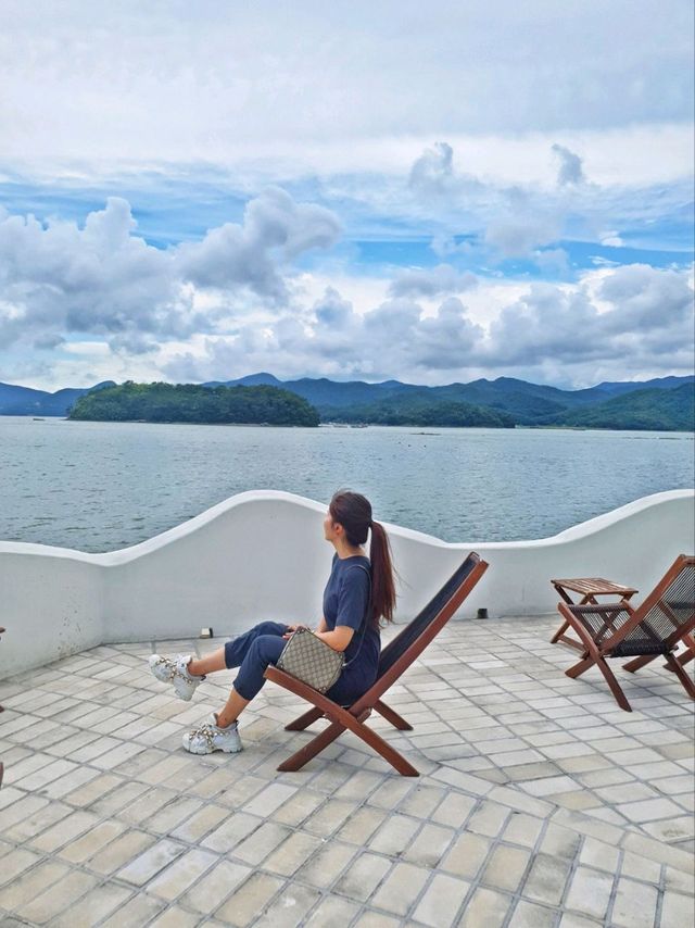 그림같은 하늘과 바다가 맞닿은 산토리니풍 카페 도어스⛵️