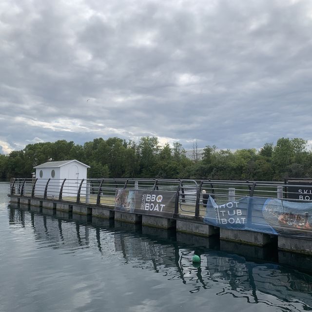 Lakeside Shopping Centre 湖畔