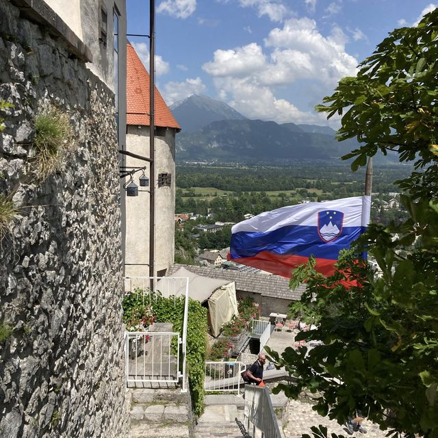 《📍斯洛維尼亞》被湖水包圍的教堂 — Lake Bled 布萊德湖