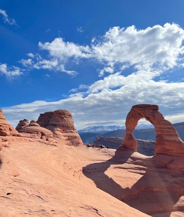 The Arches National Park in the United States, known as the "Red Rock Wonderland", gathers the most beautiful natural arches in the world.