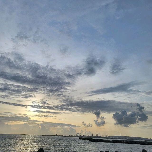 傍晚東港碼頭的夕陽好美，餘風徐徐吹來好舒服，到這裡就是要吃海鮮呀…生魚片，鳳螺，蝦子，海魚煮湯，超豐盛的晚餐😋