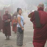 ใส่บาตร​ พระธาตุ​อินทร์​แขวน​
