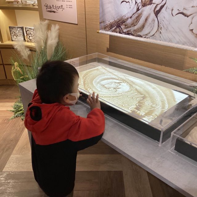 《全港首個沙畫藝術展覽「揉沙說愛」》